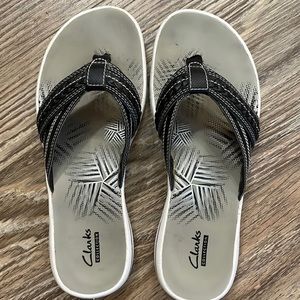 Clarks flip flops, black, size 7